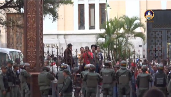 Столкновения возле парламента Венесуэлы