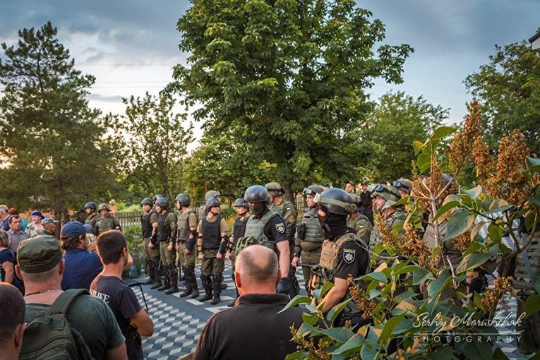 Столкновение между правоохранителями, селянами и бойцами Донбасса