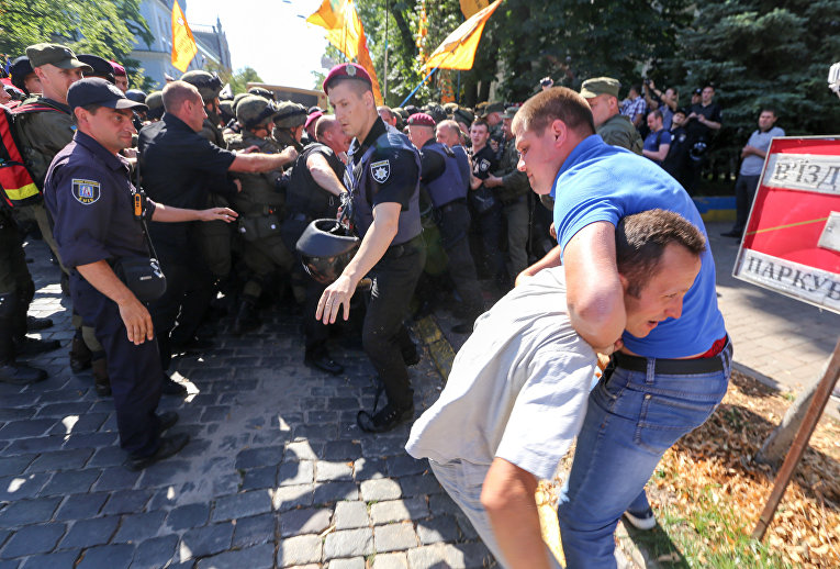 Столкновение между полицией и вкладчиками Михайловского