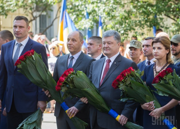Виталий Кличко, Андрей Парубий, Петр Порошенко с супругой