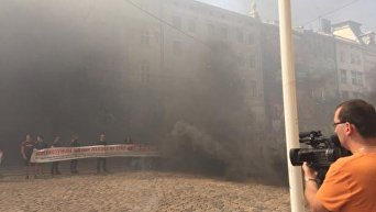 Во Львове горсовет забросали дымовыми шашками