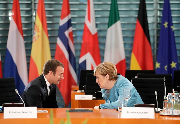 Пресс-конференция президента Франции Эммануэля Макрона и канцлера Германии Ангелы Меркель