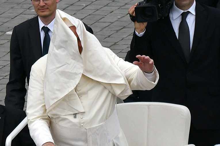 Папа Римский на площади Святого Петра приветствует верующих