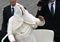Папа Римский на площади Святого Петра приветствует верующих