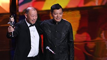 Китайский режиссер Лян Цяо (справа), получивший награду в номинации Лучший фильм, на церемонии закрытия 39-го Московского международного кинофестиваля