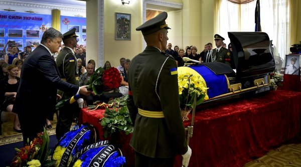 Церемония прощания с погибшим при взрыве автомобиля сотрудником разведки Максимом Шаповалом