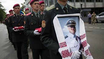 Церемония прощания с погибшим при взрыве автомобиля сотрудником разведки Максимом Шаповалом