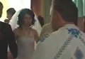 Почти попал. Тернопольский священник выложил в сеть курьез во время венчания. Видео