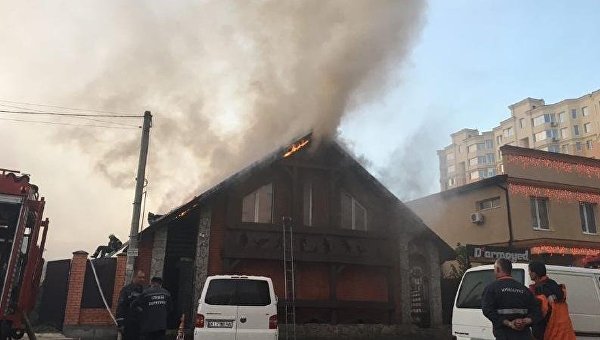 Под Киевом горит ресторан, пожарные не могут справиться с пламенем