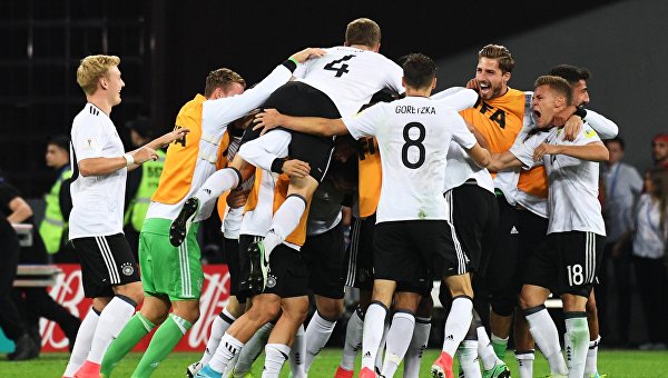 Игроки сборной Германии радуются победе в финальном матче Кубка конфедераций-2017 по футболу между сборными Чили и Германии
