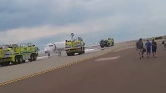 Пассажирский самолет сел в аэропорту Денвера с горящим двигателем. Видео