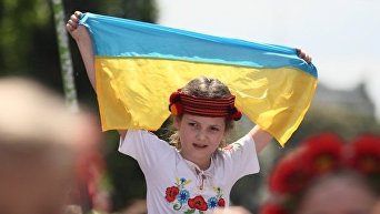 Девочка в вышиванке с украинским флагом. Архивное фото