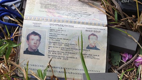 Паспорт убитого в Украине итальянского журналиста Андреа Роккелли