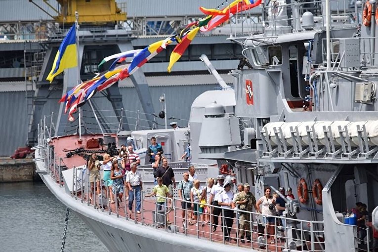 Более 10 тысяч одесситов посетили корабли ВМС Украины