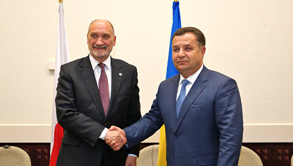 Министры обороны Польши Антоний Мацаревич и Украины Степан Полторак