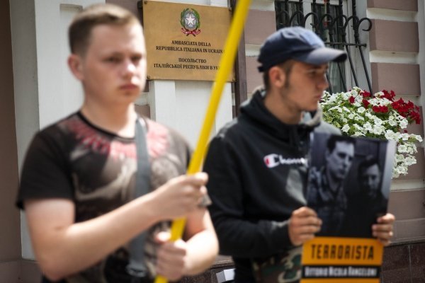 Пикет активистов Национального корпуса под посольством Италии