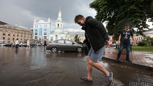 Люди под дождем в Киеве. Архивное фото