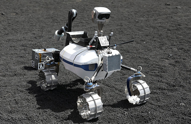 Роботы осваиваются на Этне перед отправкой на Луну и Марс
