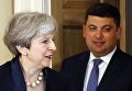 Премьер-министр Великобритании Тереза Мэй приветствует премьер-министра Украины Владимира Гройсмана на двусторонней встрече