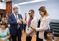 Президент Украины Петр Порошенко с супругой Мариной во время посещения средней общеобразовательной школы № 168, в Киеве.