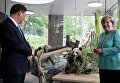 Председатель КНР Си Цзиньпин и федеральный канцлер Германии Ангела Меркель приняли участие в церемонии открытия в Берлинском зоопарке сада, построенного для пары больших панд