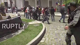 Беспорядки перед зданием парламента Венесуэлы. Видео
