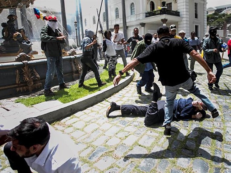 Столкновения перед парламентом Венесуэлы в Каракасе