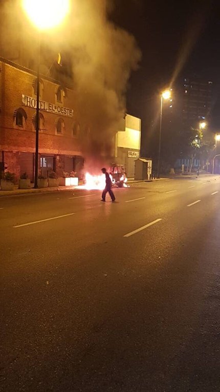 В Каракасе жгут полицейские участки и автомобили