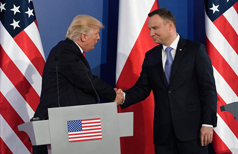 Президент Польши Анджей Дуда и президент США Дональд Трамп пожимают друг другу руки после проведения совместной пресс-конференции в Королевском замке в Варшаве, Польша, 6 июля 2017 года