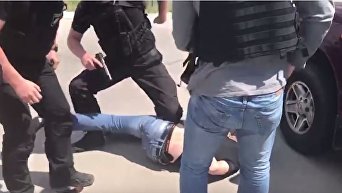 Жесткое задержание полицейского при получении взятки в Одессе