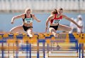 Спортсменки Алена Яновская, Анна Чубковцова во время забега на 100 м с барьерами на чемпионате Украины по легкой атлетике в Кропивницком