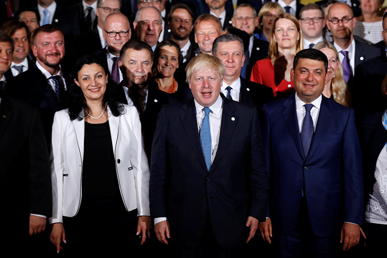 Министр иностранных дел Великобритании Борис Джонсон и премьер Украинцы Владимир Гройсман в Ланкастер-Хаусе на Конференции по реформам Украины