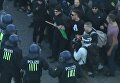 В Гамбурге протестующие атаковали полицию, та применила водометы