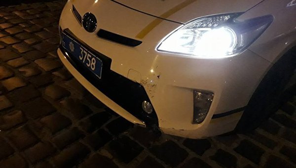 Полицейский автомобиль во Львове сбил девушку