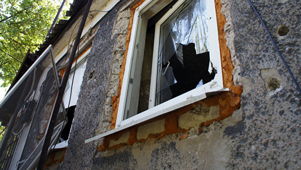 Жилой дом, разрушенный в результате обстрела в Донбассе. Архивное фото