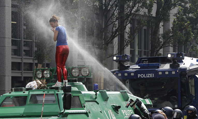 Полиция Гамбурга применила слезоточивый газ и водометы против демонстрантов