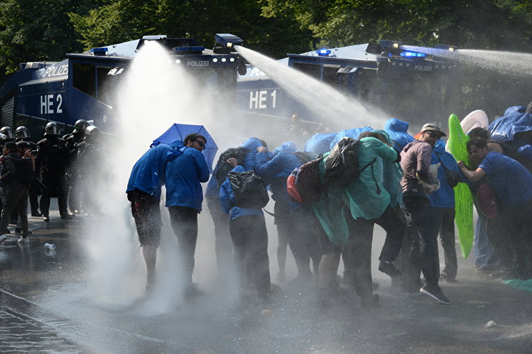 Полиция Гамбурга применила слезоточивый газ и водометы против демонстрантов