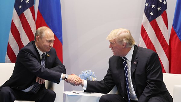 7 июля 2017. Президент РФ Владимир Путин и президент США Дональд Трамп (справа) во время встречи на полях саммита лидеров Группы двадцати G20 в Гамбурге