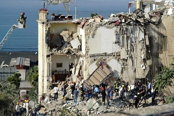 В Неаполе обрушился жилой дом, под завалами люди