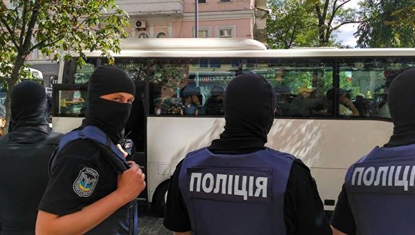 Полиция Киева под посольство Польши