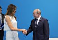 Супруга президента США Мелания Трамп и президент РФ Владимир Путин на саммите G20