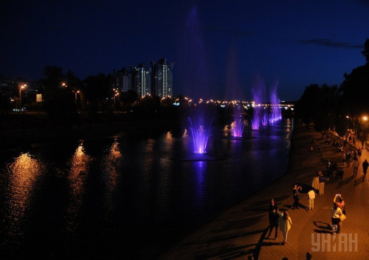 На Русановском канале в Киеве заработали светомузыкальные фонтаны