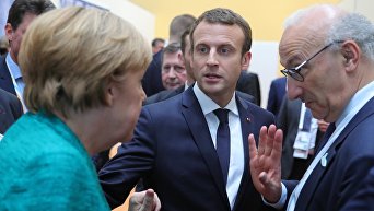 Канцлер Германии Ангела Меркель и президент Франции Эммануэль Макрон (слева направо) на полях саммита лидеров Группы двадцати G20 в Гамбурге