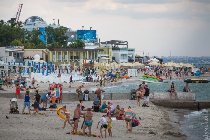 Разгар курортного сезона на пляжах Одессы