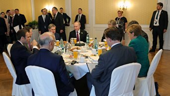 Президент РФ Владимир Путин во время совместного с канцлером Германии Ангелой Меркель и президентом Франции Эммануэлем Макроном завтрака на полях саммита лидеров Группы двадцати G20 в Гамбурге