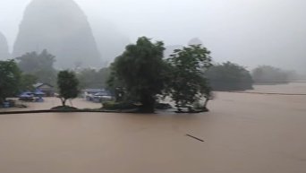 Более 80 человек погибли или пропали без вести из-за наводнения на юго-востоке Китая. Видео
