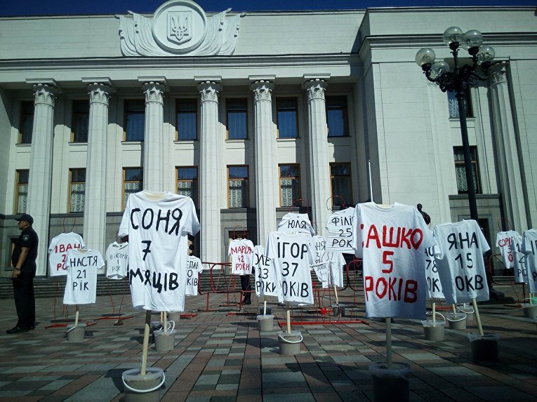 Акция Памятник жертвам медицинского популизма около  Верховной Рады