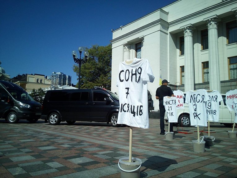 Акция Памятник жертвам медицинского популизма около Верховной Рады