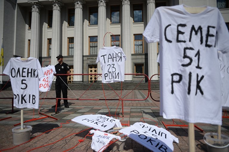 Акция Памятник жертвам медицинского популизма около Верховной Рады