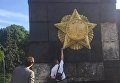 Власти Львова демонтируют часть Монумента Славы